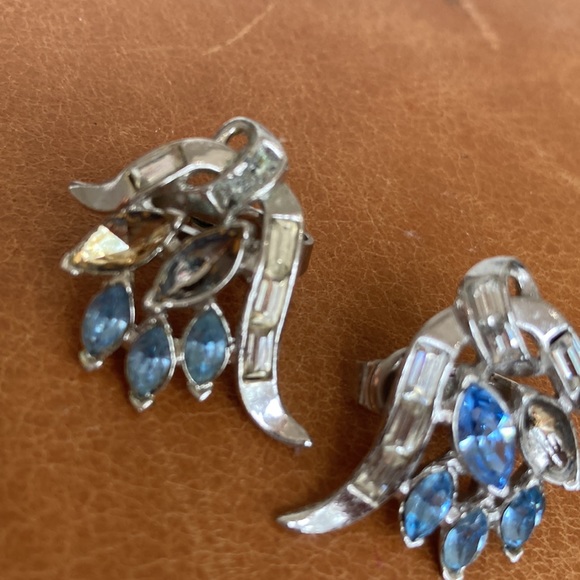 Crown trifari, pastel blue and rhinestone baguette clip earrings - Picture 2 of 5